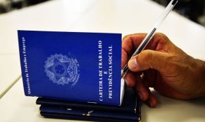 Desemprego cai para 8,7% no terceiro trimestre, revela IBGE 4 02 carteira de trabalho 1