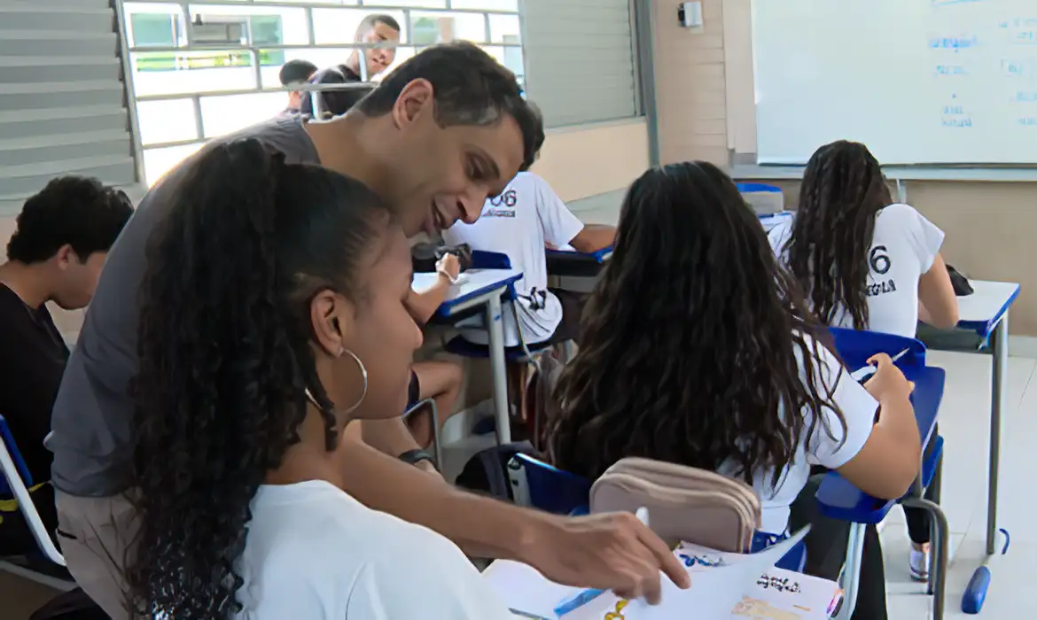 o professor de sociologia osvaldo lima de oliveira se desdobra para dar conta do planejamento de aulas reunioes e correcoes de trabalhos copy