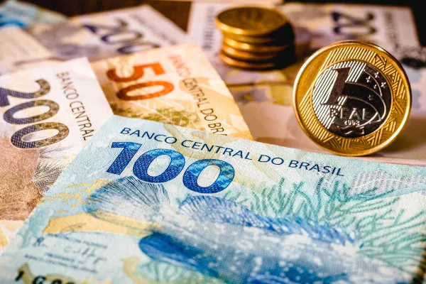 cedulas e moedas de real em alusao a reforma tributaria